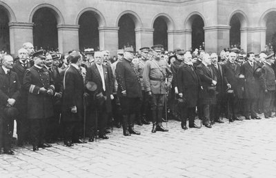 Maarschalk Joffre, generaal Pershing en president Poincaré verwelkomen het eerste contingent Amerikaanse troepen dat in Frankrijk aankomt, bij het Hôtel des Invalides, Parijs, 4 juli 1917 door C. Chusseau Flaviens